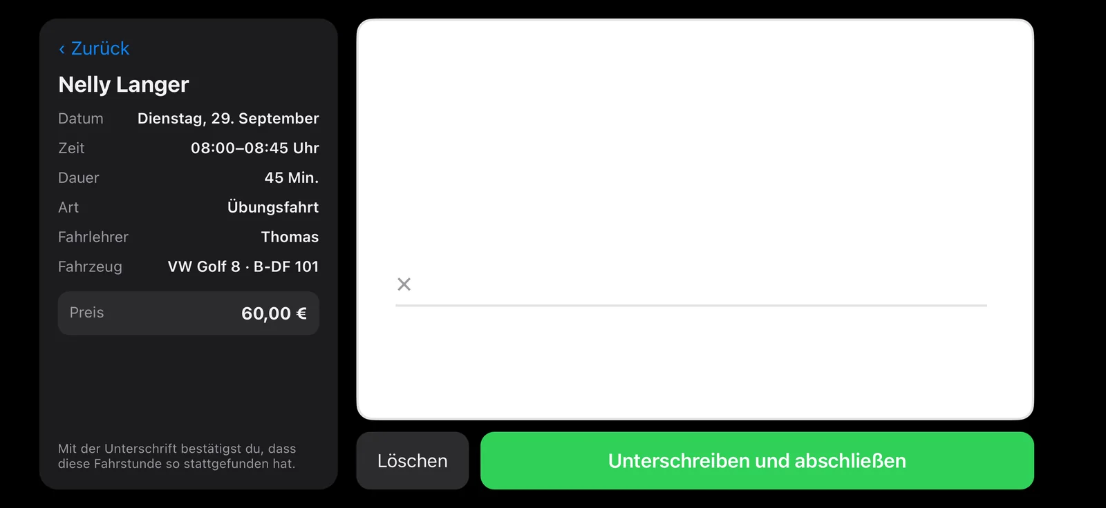 Der Fahrschüler unterschreibt die Fahrstunde mit dem Finger